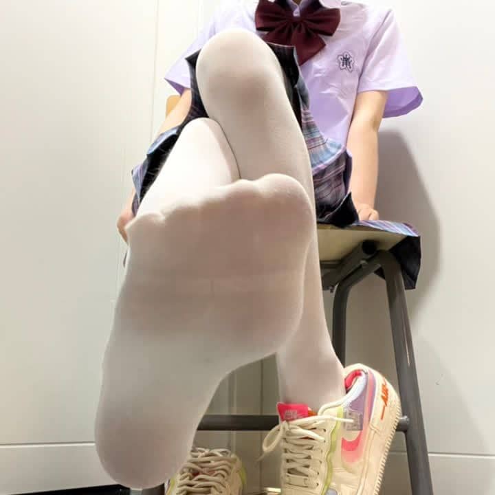 绘子 – 白丝脚掌心
